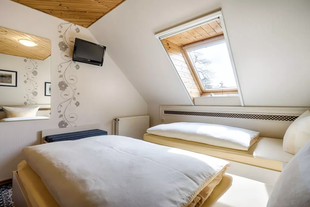 38067-Bedroom