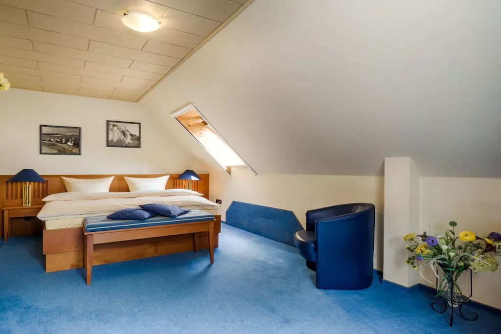 38067-Bedroom