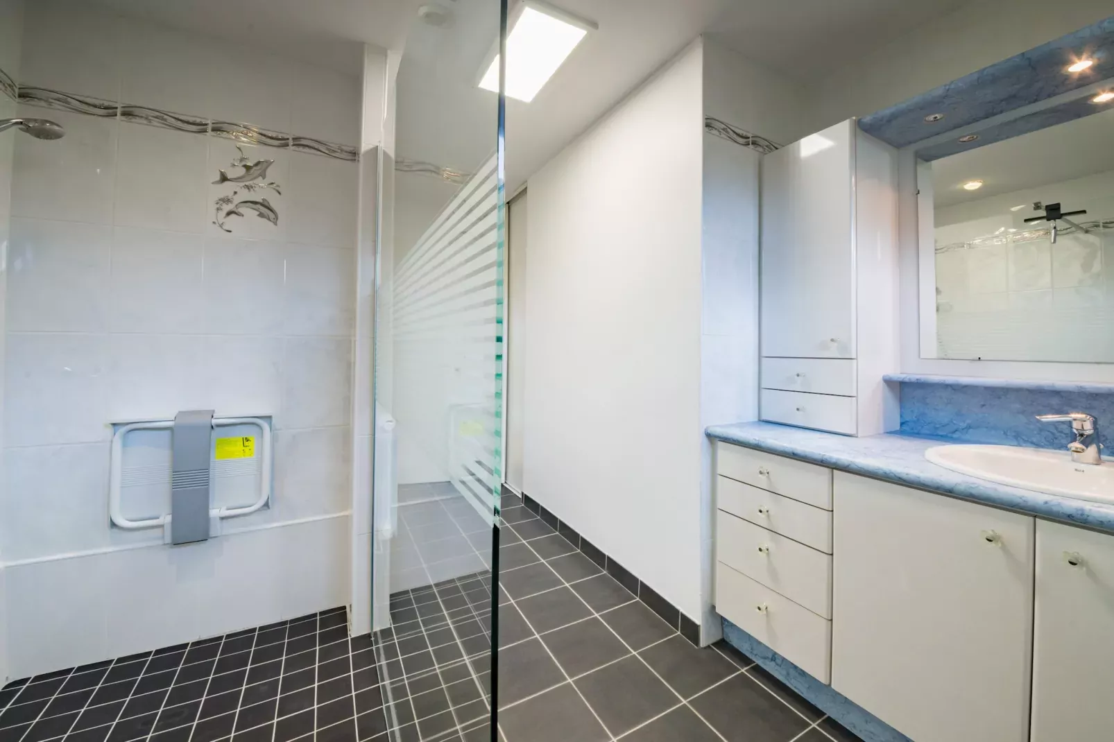 TY BIHAN - Portsall-Bathroom