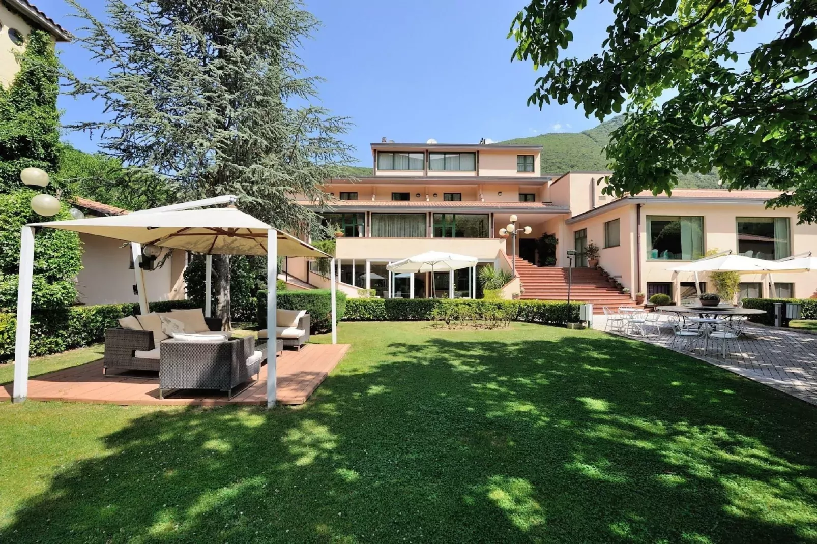 Trilocale-Exterior in summer