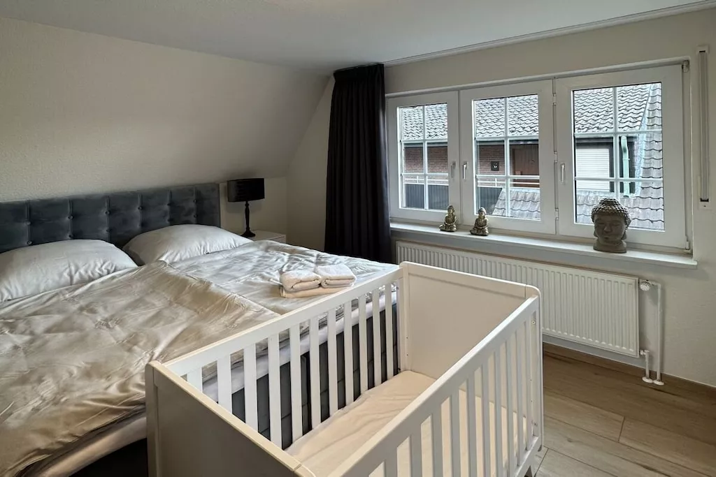 451114-Bedroom