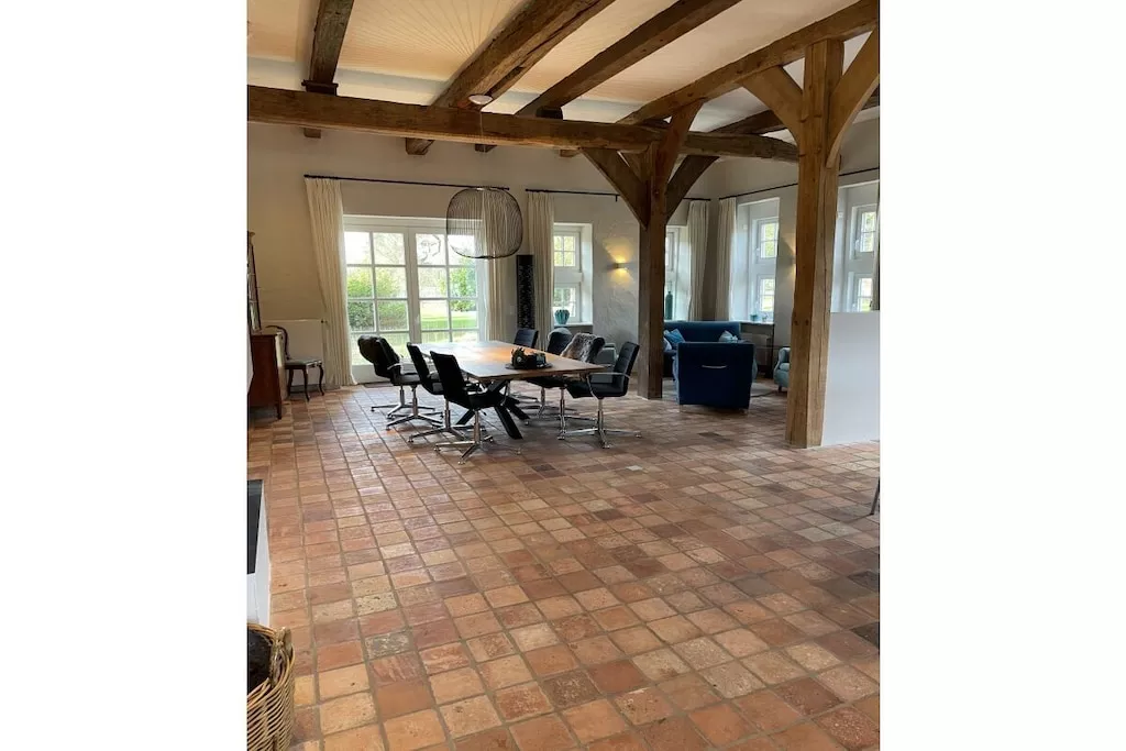 381797-Dining room