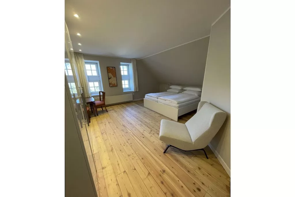 381797-Bedroom