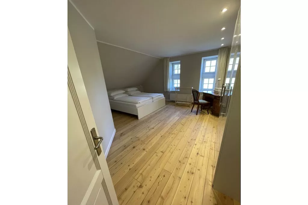 381797-Bedroom