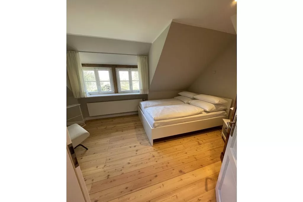 381797-Bedroom