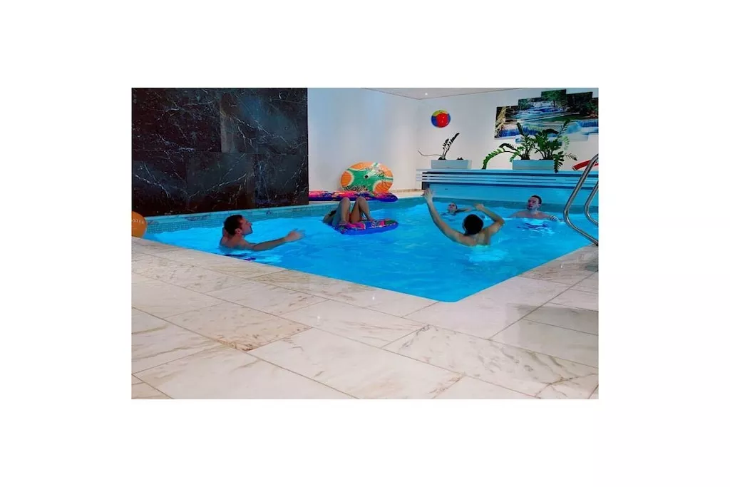319988-Schwimmbad