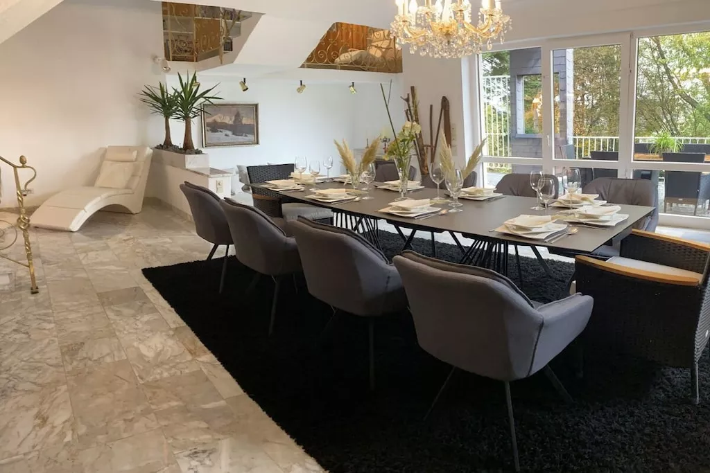 319988-Dining room
