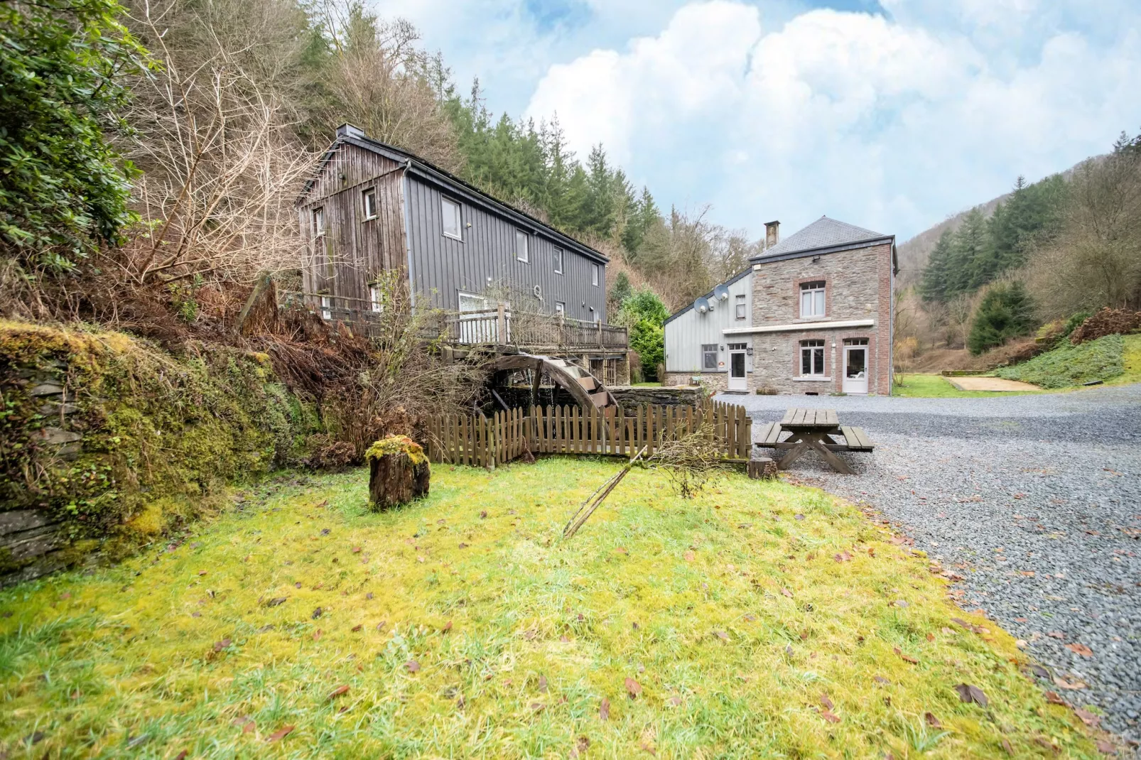 Le Vieux Moulin Bohan-Gärten Sommer