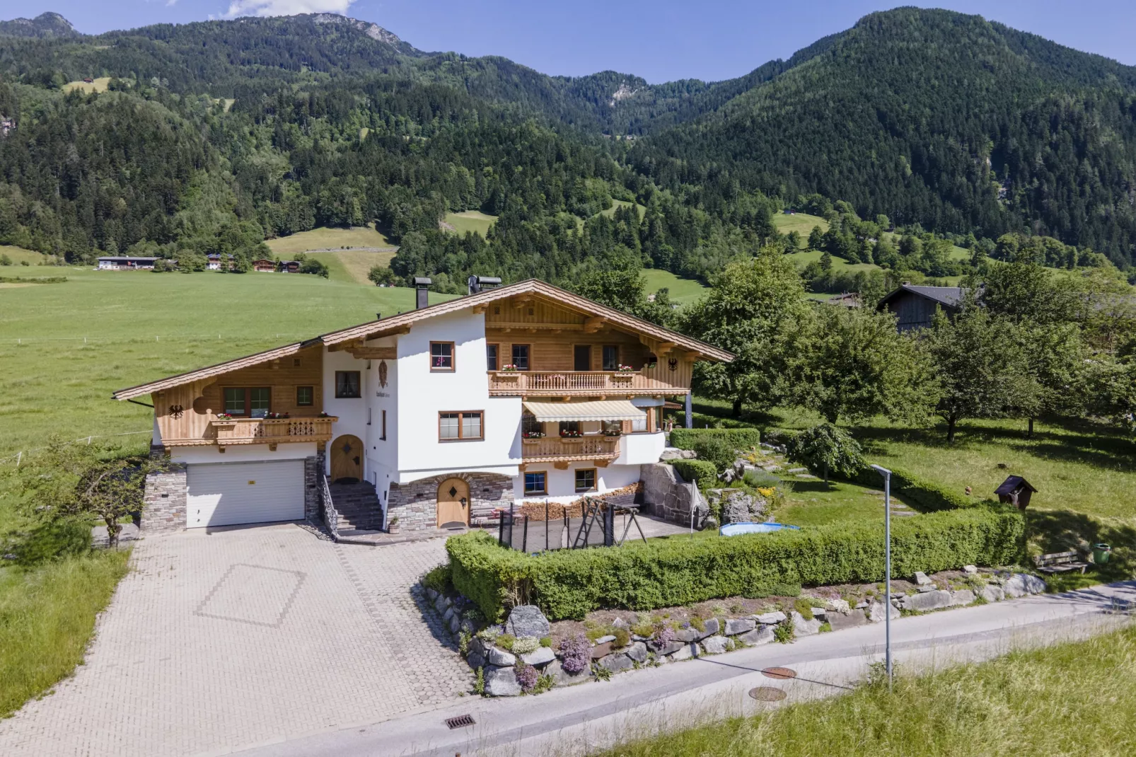 Exklusive Ferienwohnung mit Whirlpool-Außenbereich Sommer