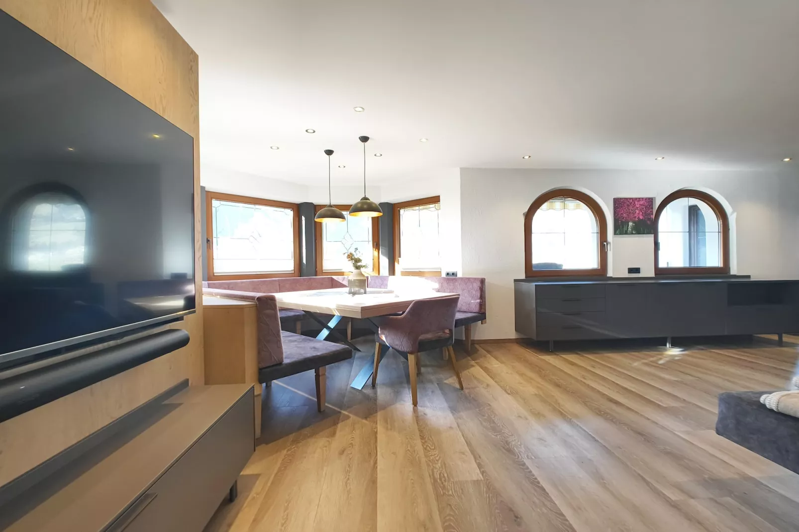 Exklusive Ferienwohnung mit Whirlpool-Esszimmer
