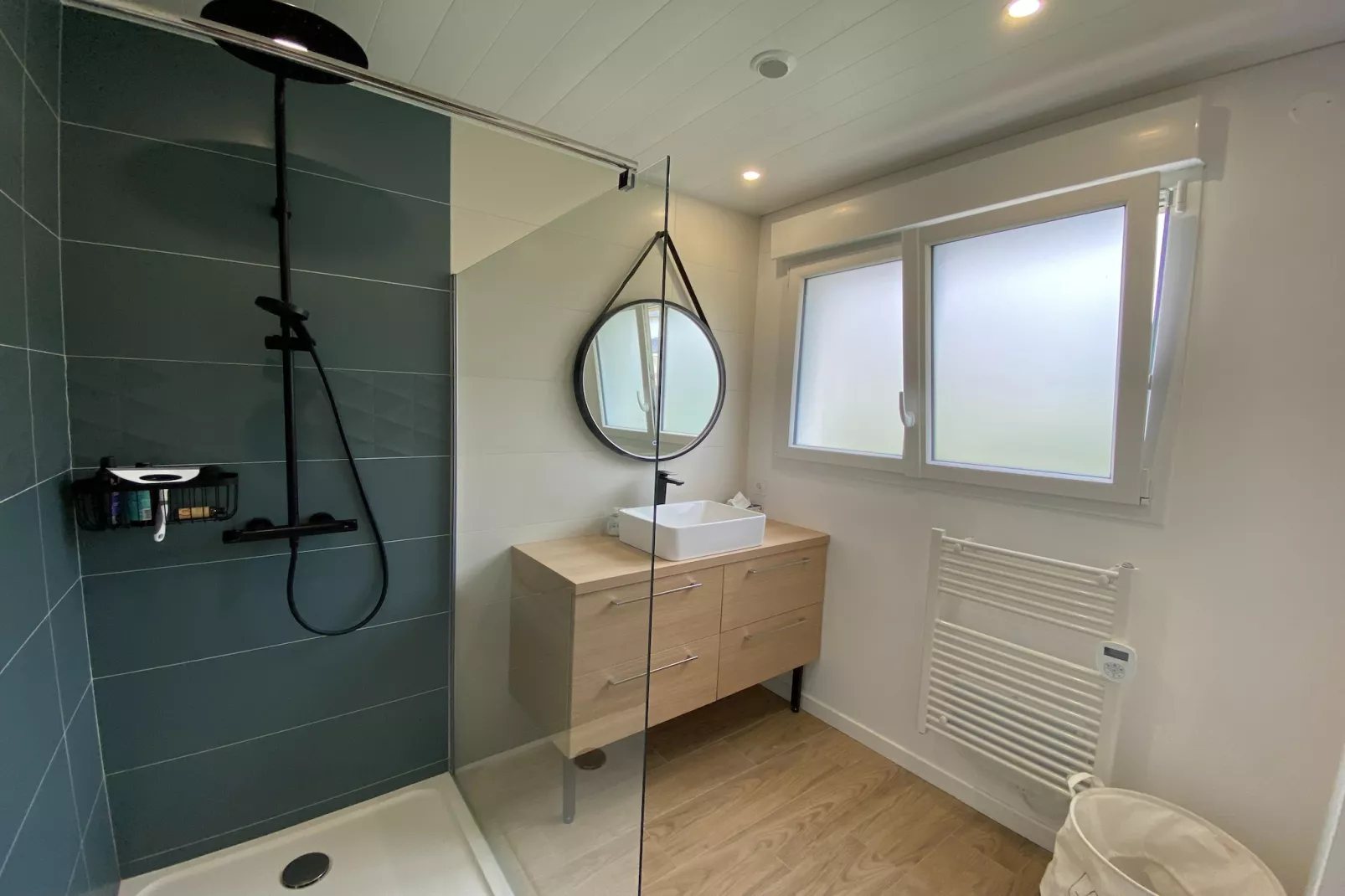 Pretty house facing the sea-Bathroom