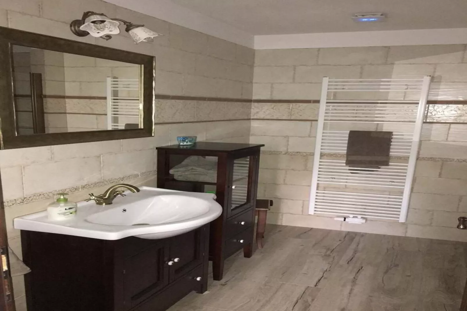 Rozstani LRLS025-Bathroom