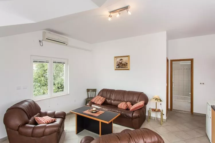 Apartments Villa Maslina - Two Bedroom Apartment with Terrace and Garden View-Living room