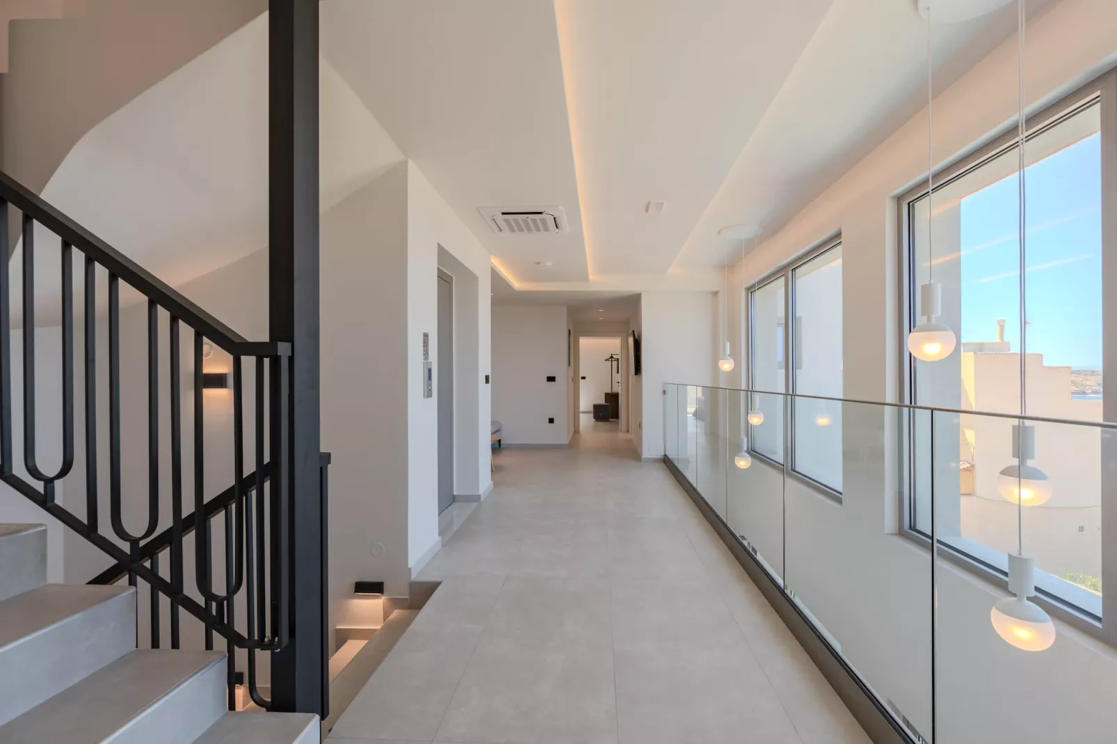 ArtCotel Luxury Villa-Landing