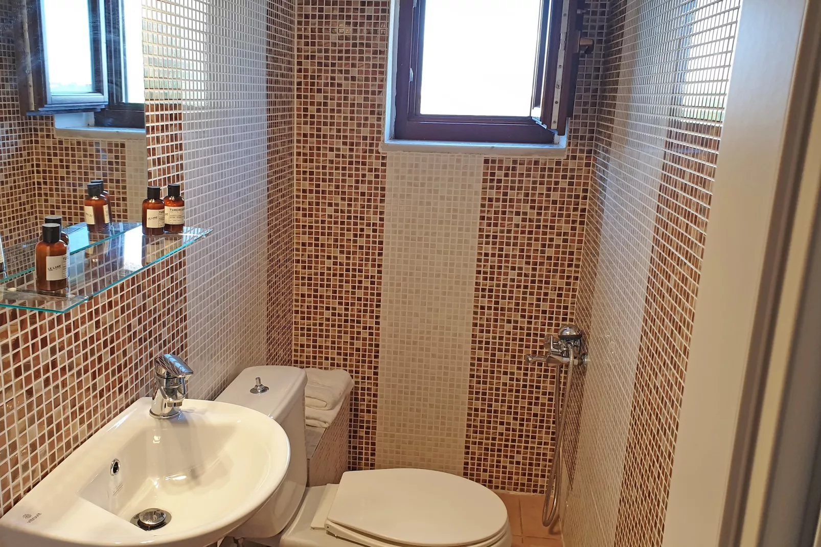 Anaroussa Diros Maisonette-Bathroom