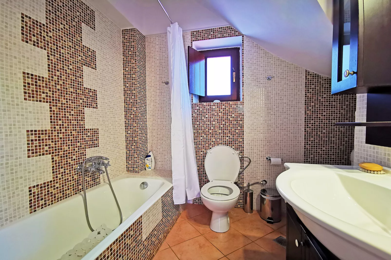 Anaroussa Diros Maisonette-Bathroom