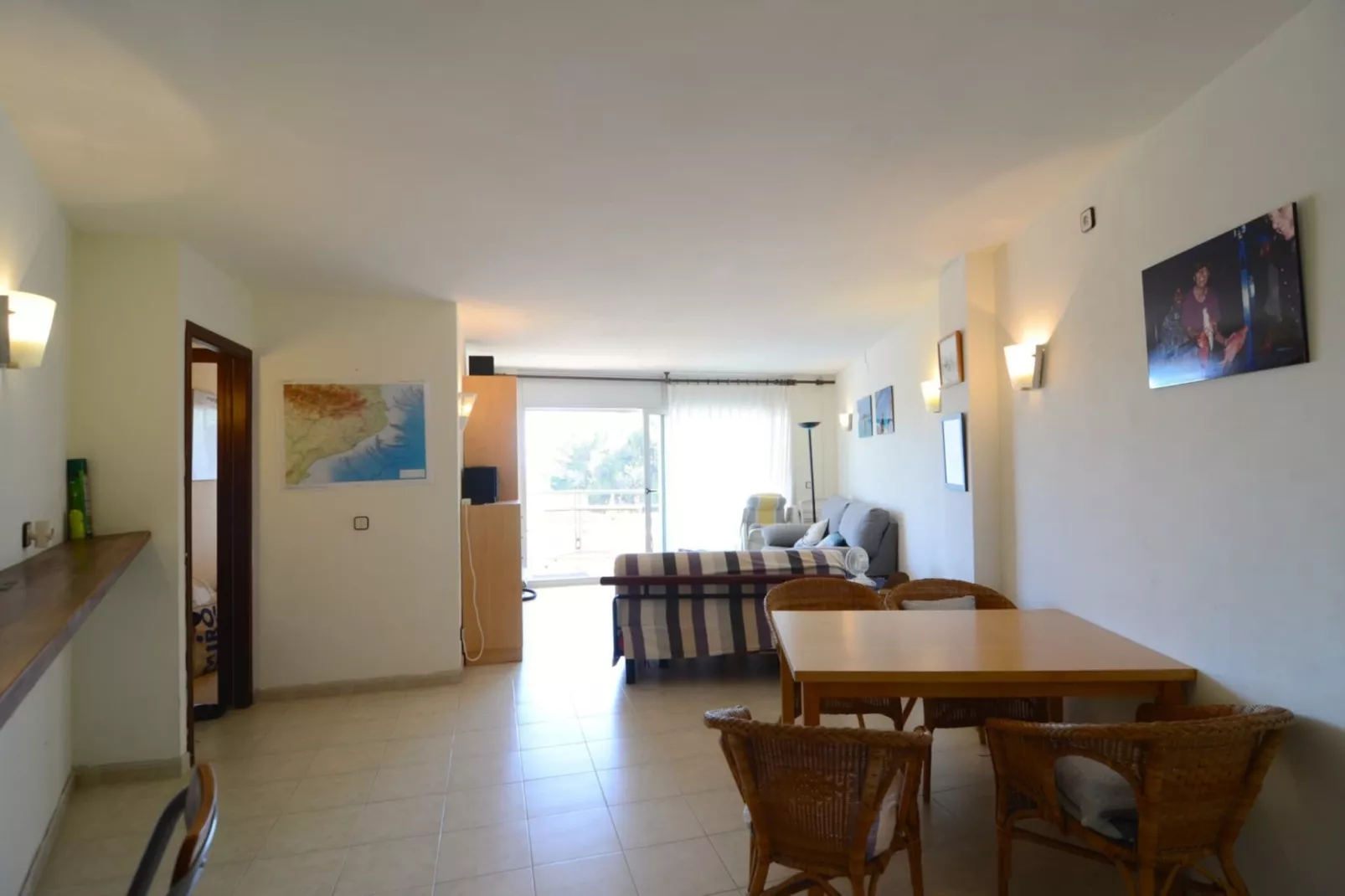 MEDES PARK II 4-2-Living room