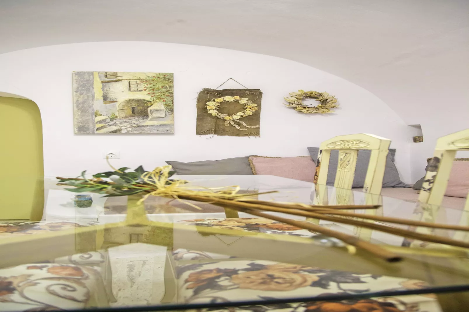 Areopolis Art Apartment-Living room