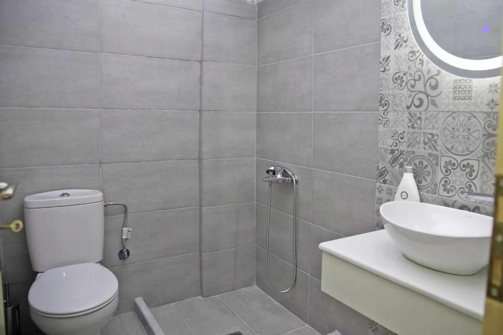 Areopolis Art Studio-Bathroom