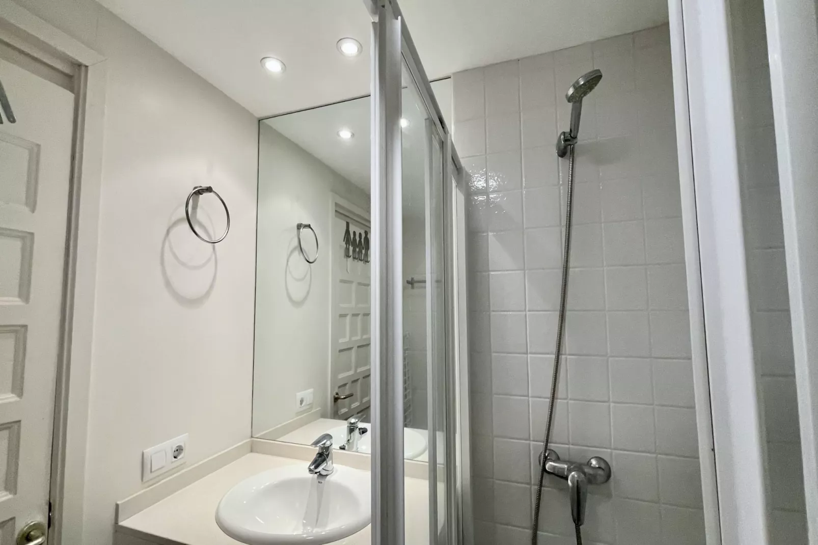 CATALONIA 4-8-Bathroom