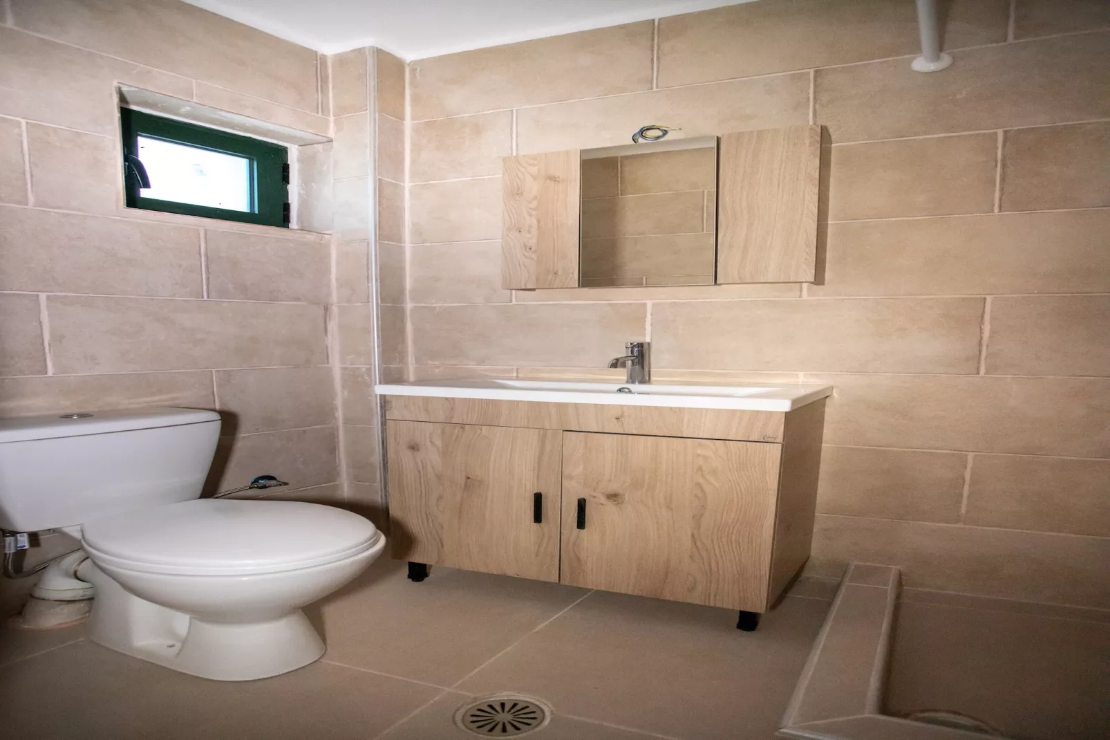 Mani Tsopakas Residences - Trisakia Apartment-Bathroom