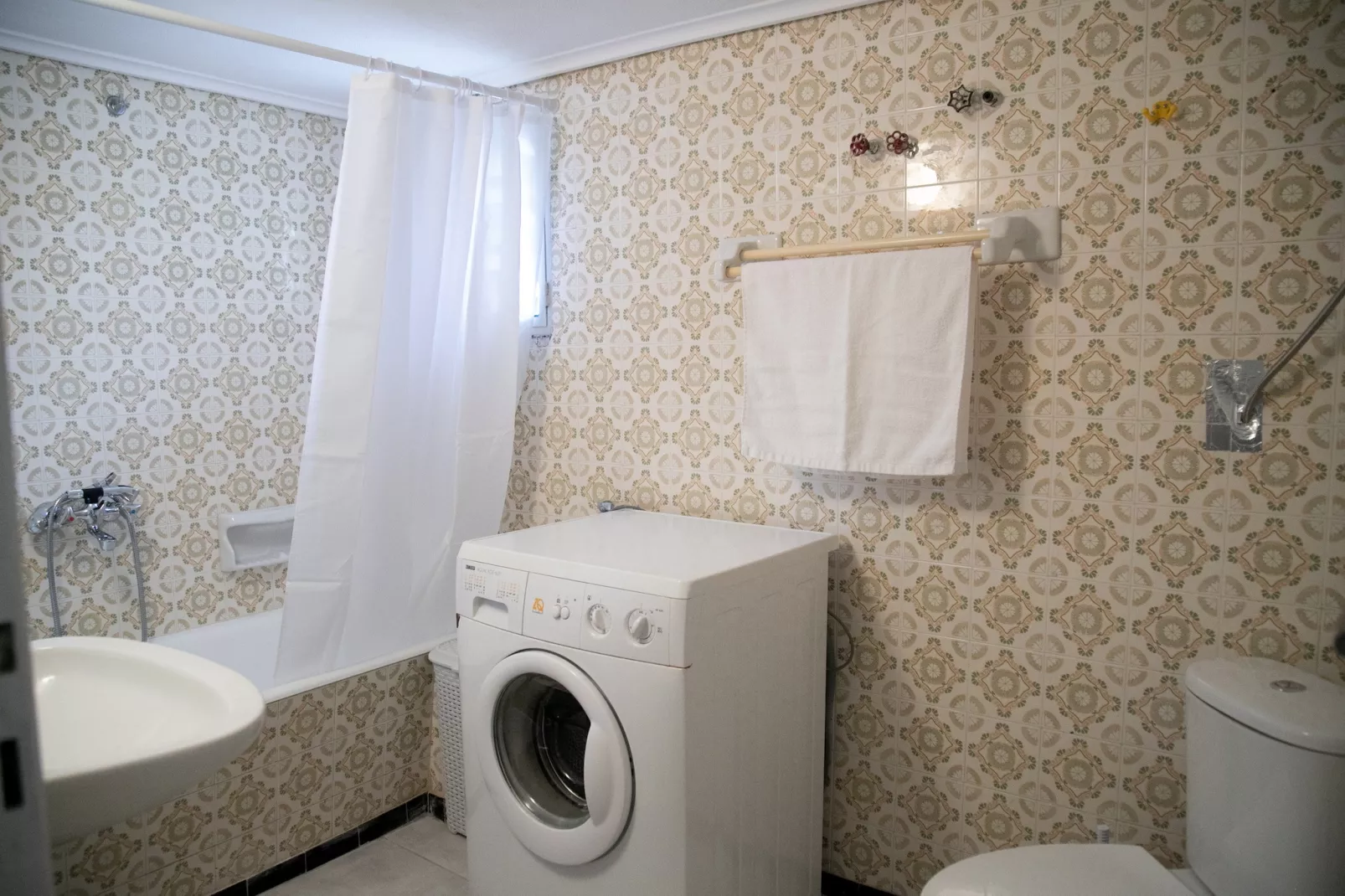 Gerolimin Blue-Bathroom