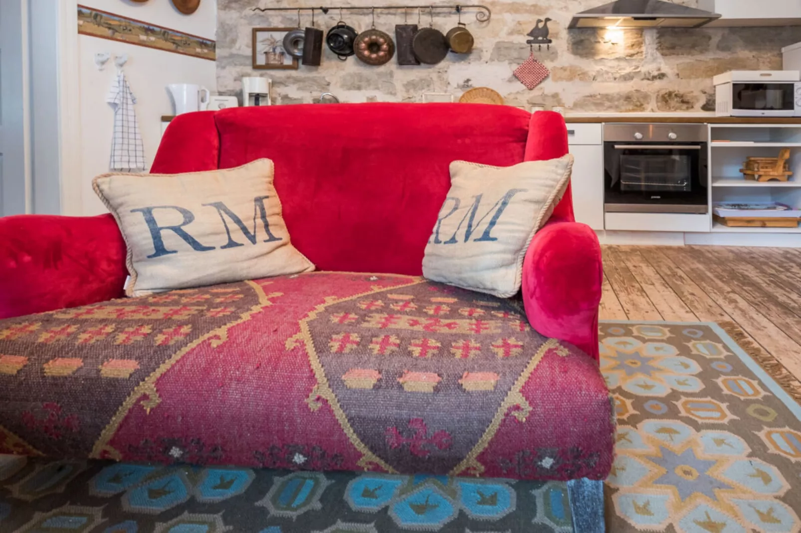 25130-Living room