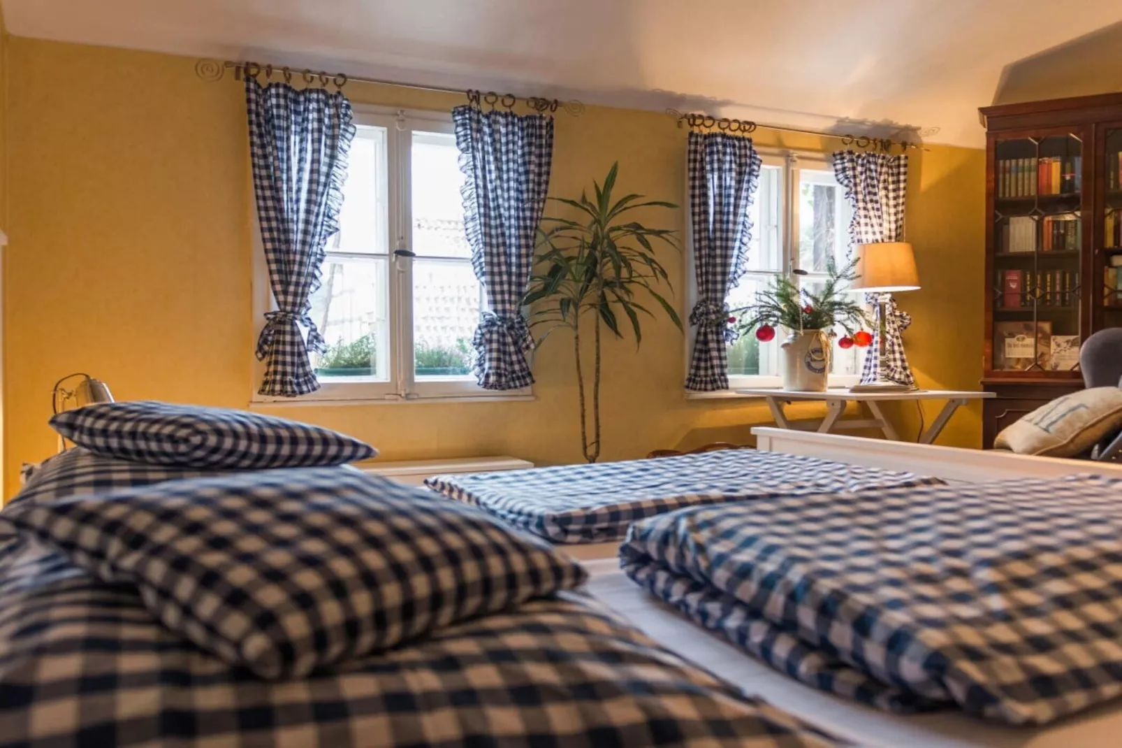 25130-Bedroom