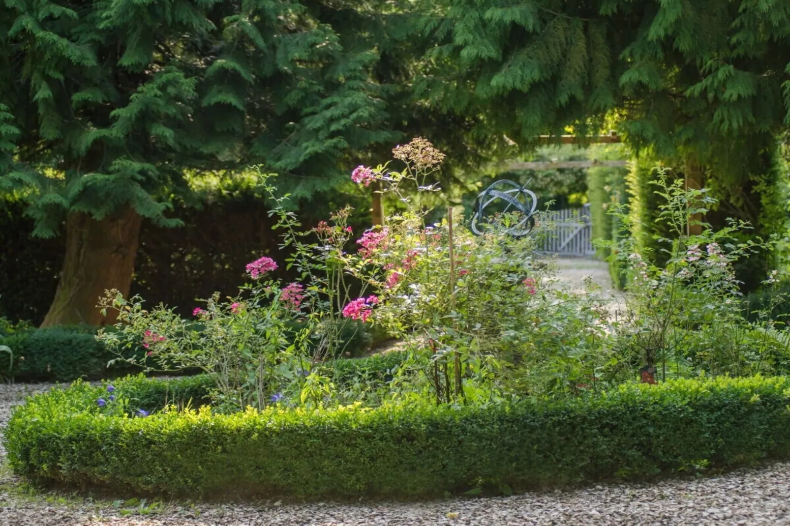 25130-Gardens summer