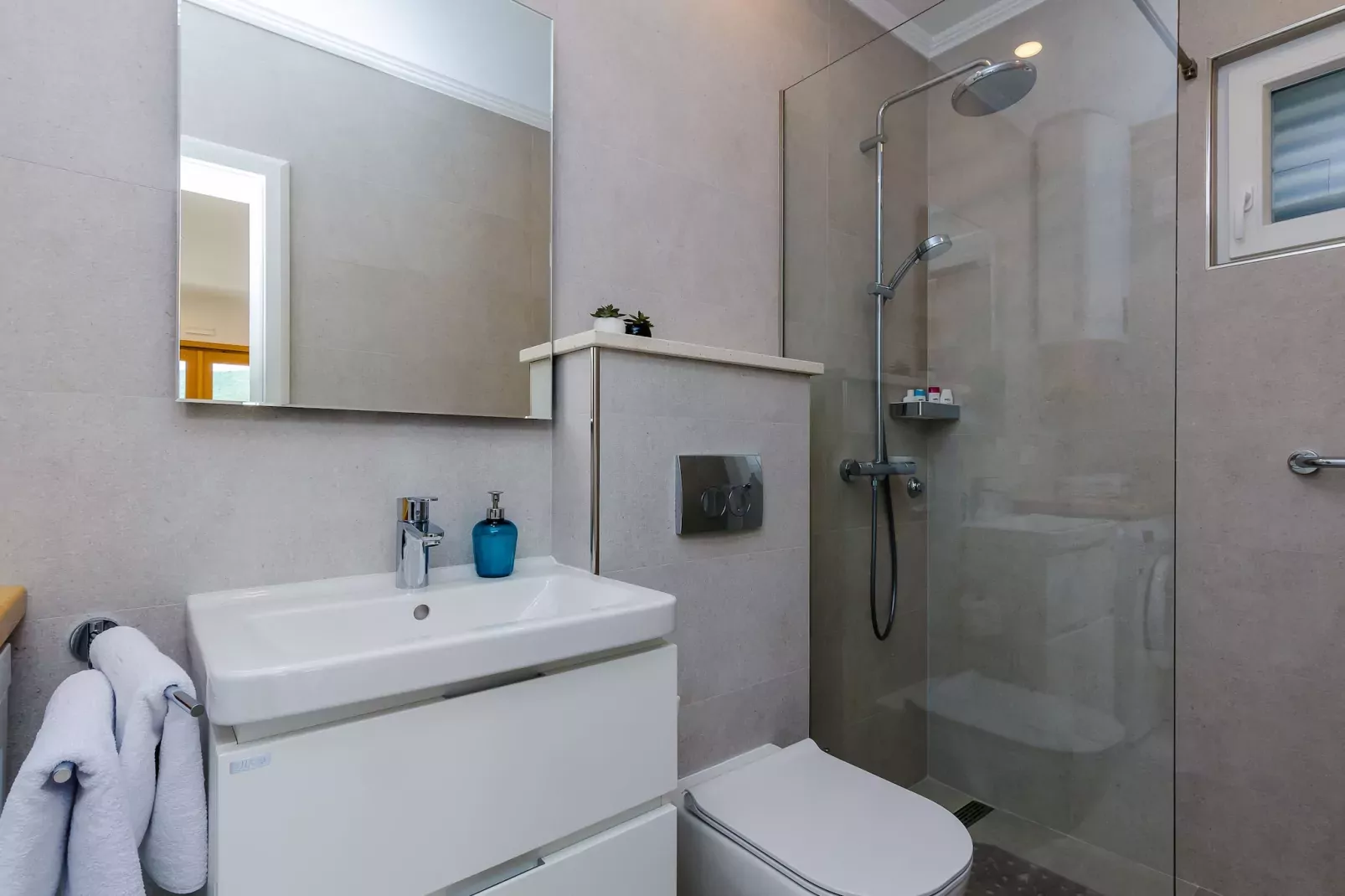 Apartments Sara (Molunat) - Superior One Bedroom Apartment with Terrace and Sea View-Bathroom