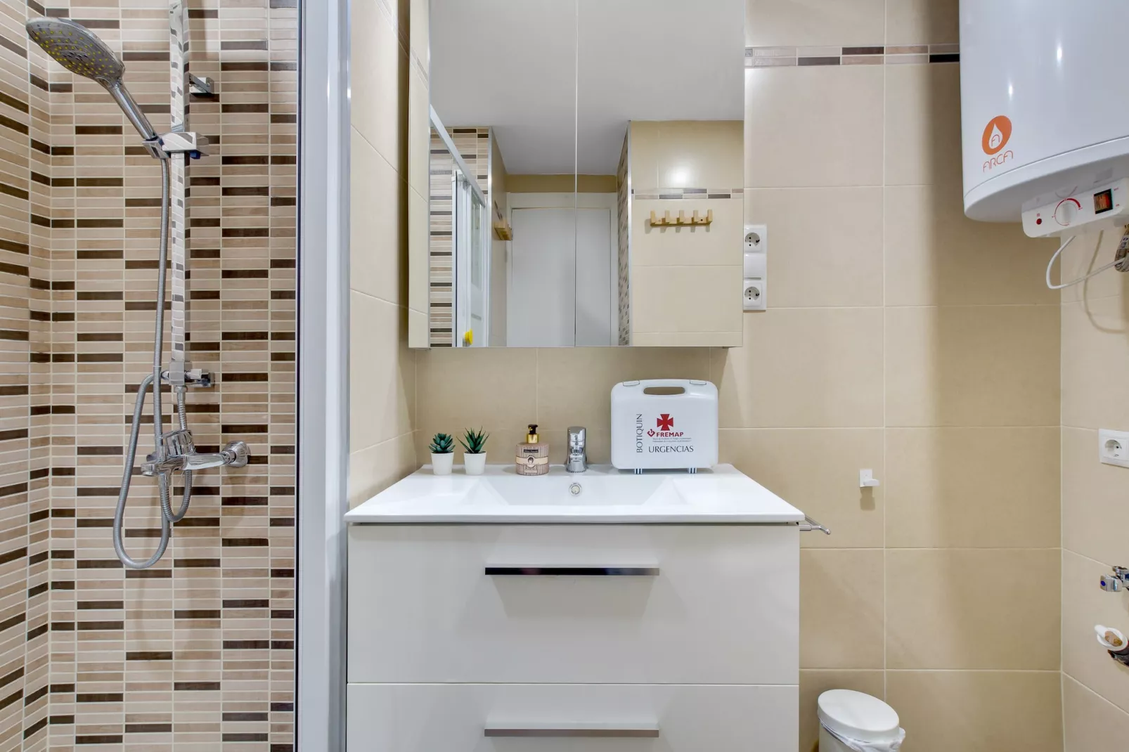 Manolo de SteraM Flats Torremolinos-Bathroom