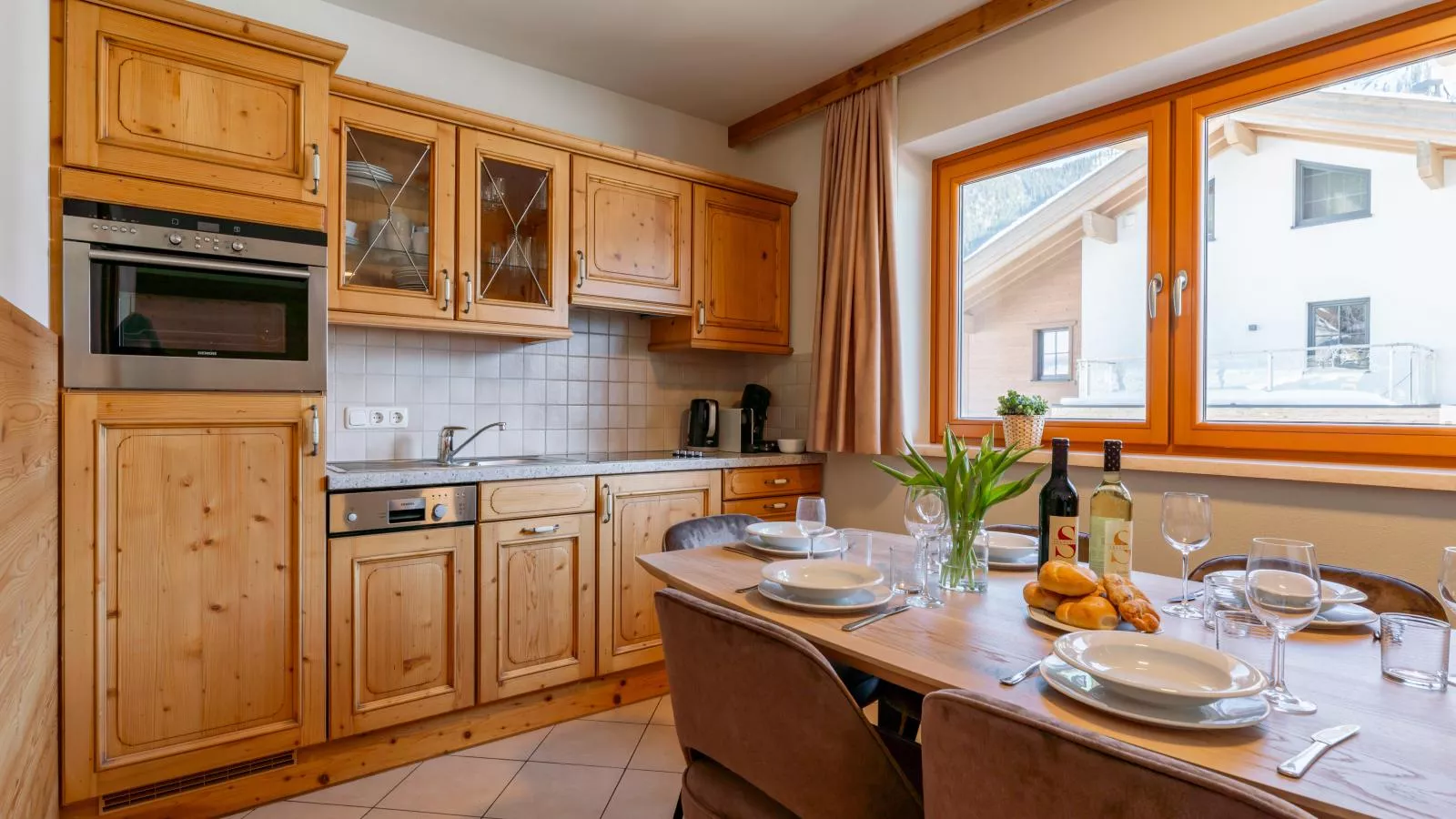 Panoramablick Ski in - Ski out-Esszimmer
