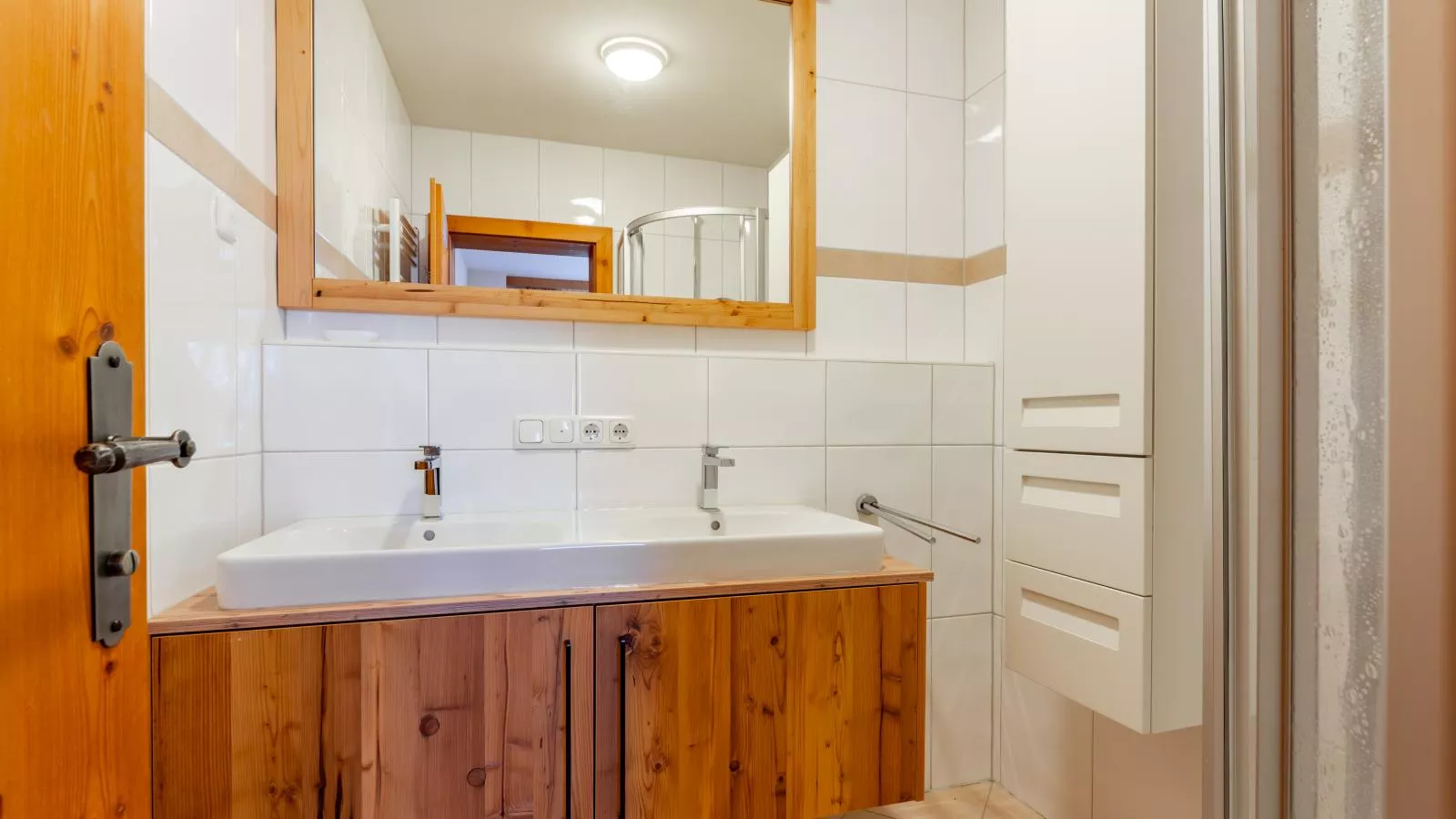 Panoramablick Ski in - Ski out-Badezimmer