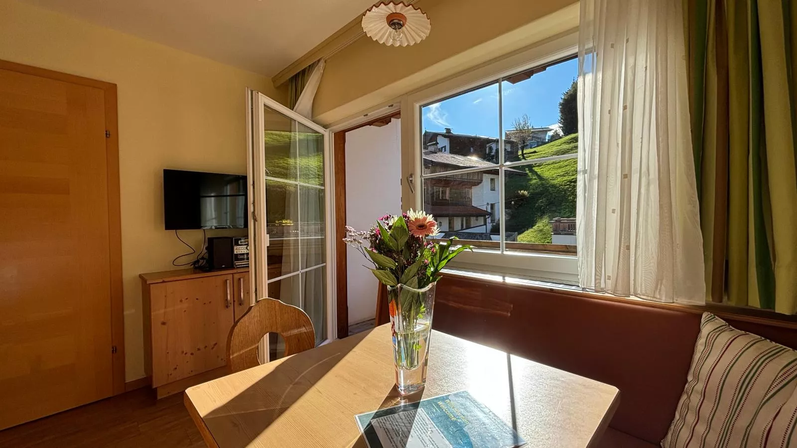 Sonnenschein 2-Dining room