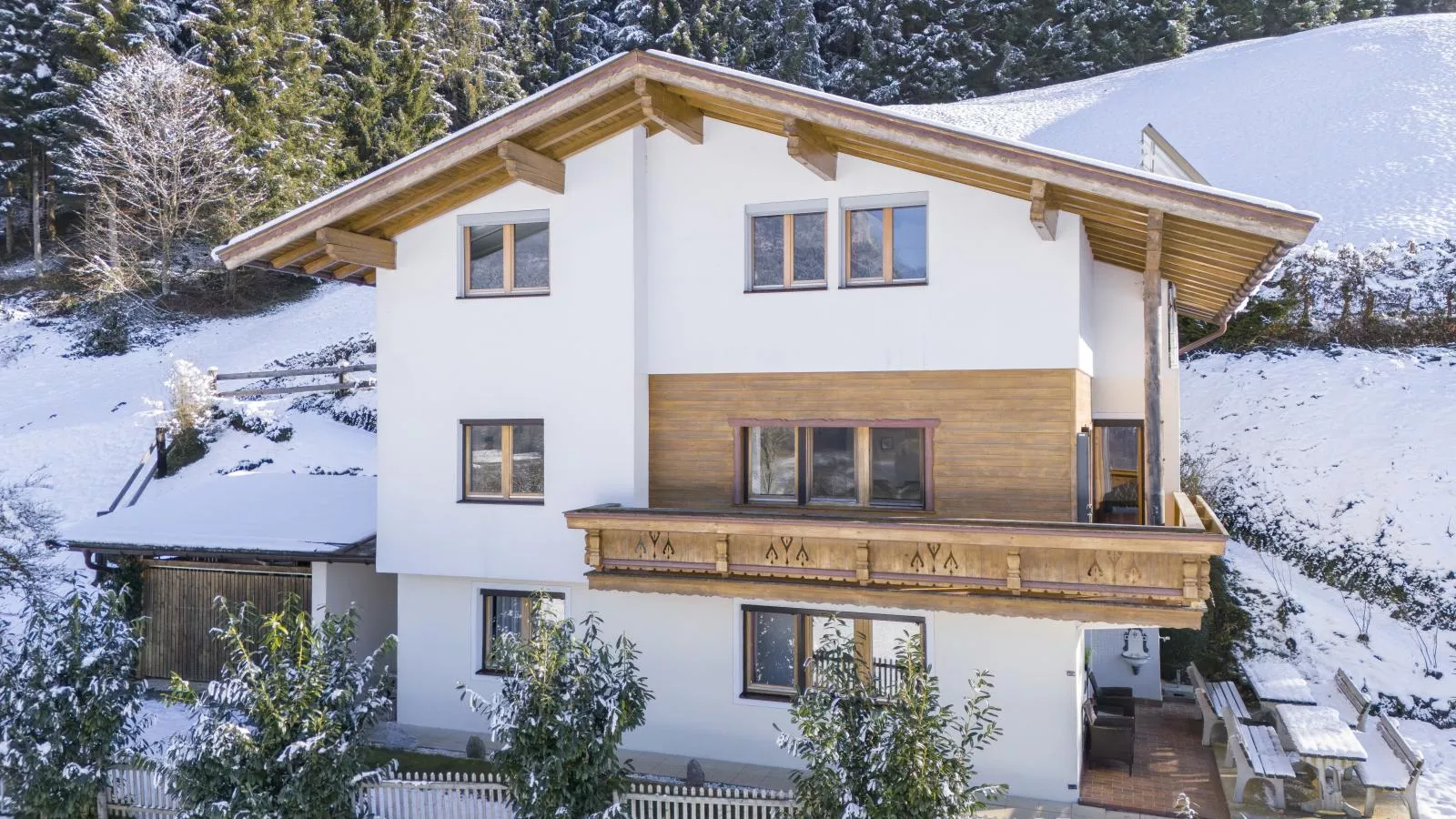 Linden Platzl-Exterior winter