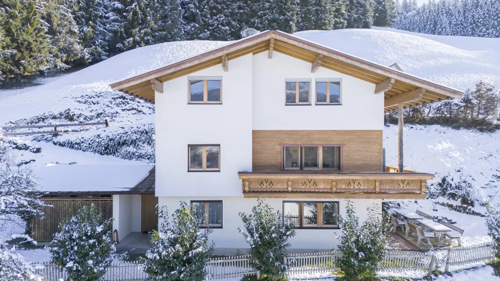 Linden Platzl-Exterior winter