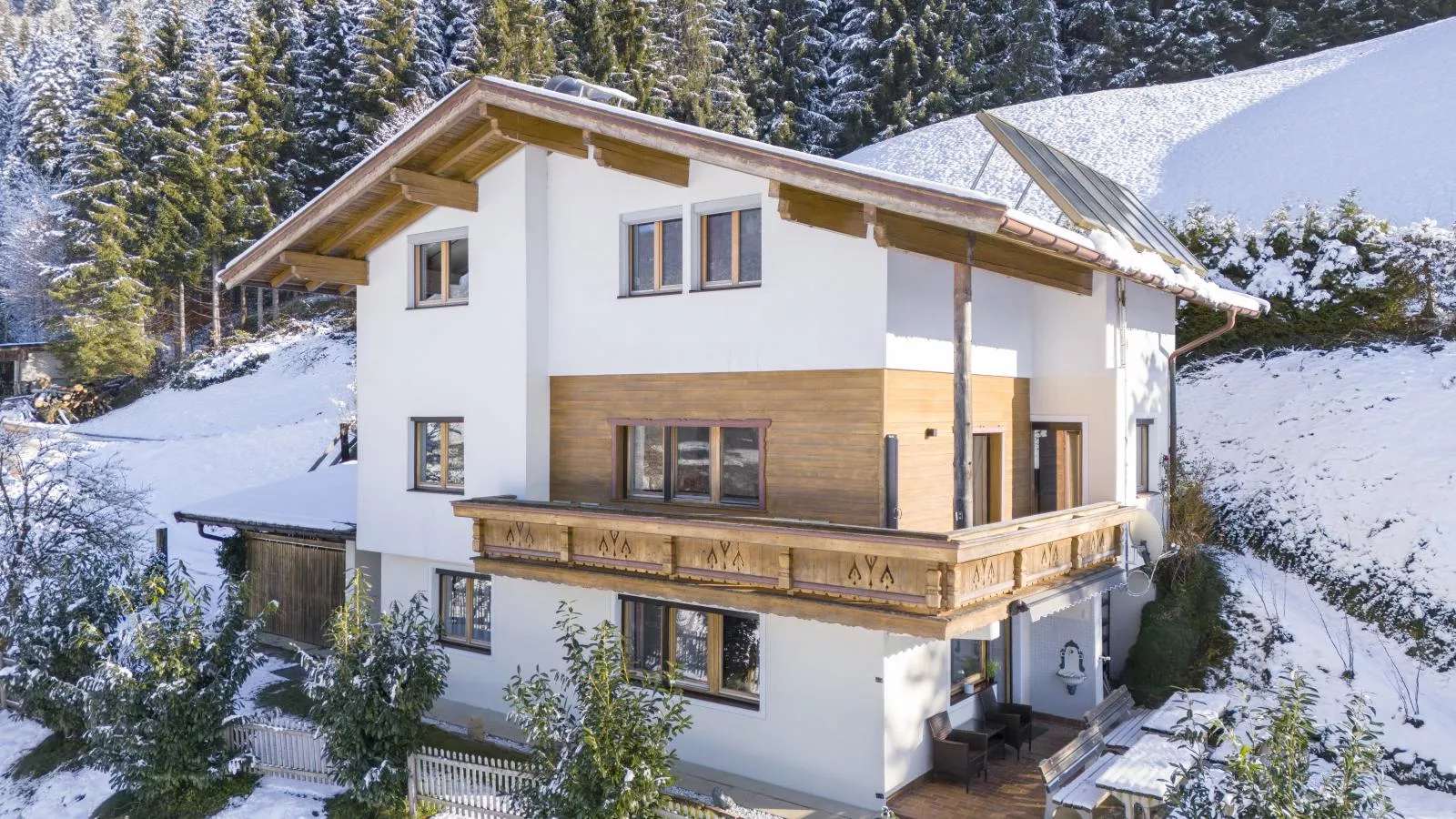Linden Platzl-Exterior winter