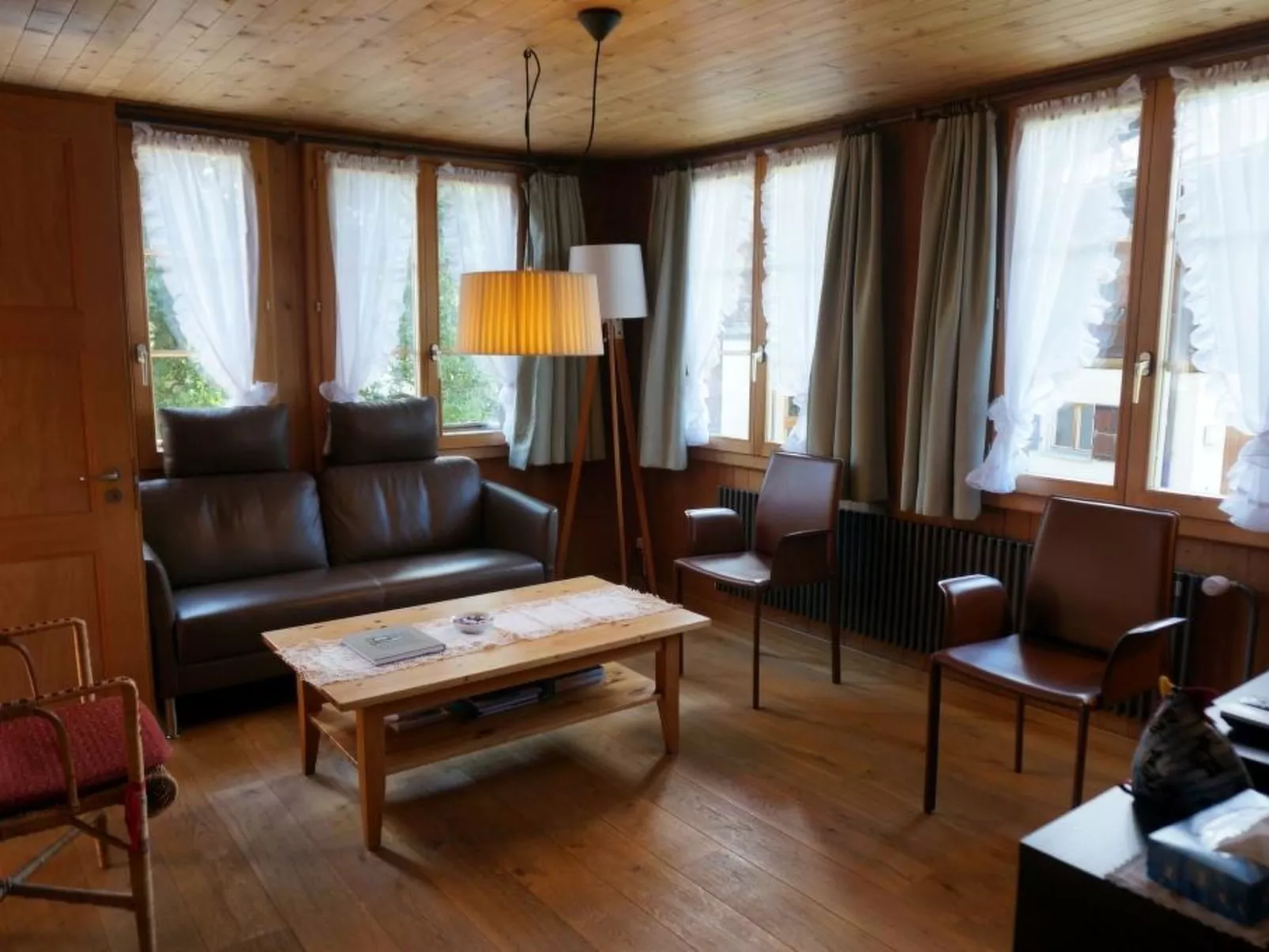 Lena, Chalet-Drinnen