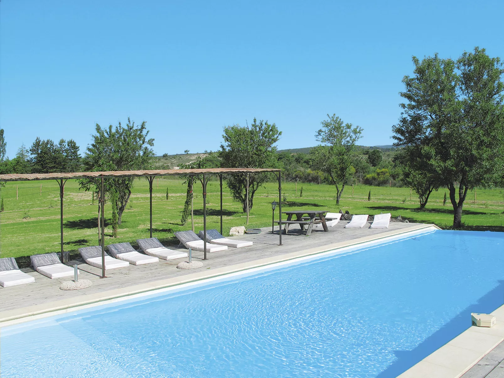 Mas du Lac-Outside