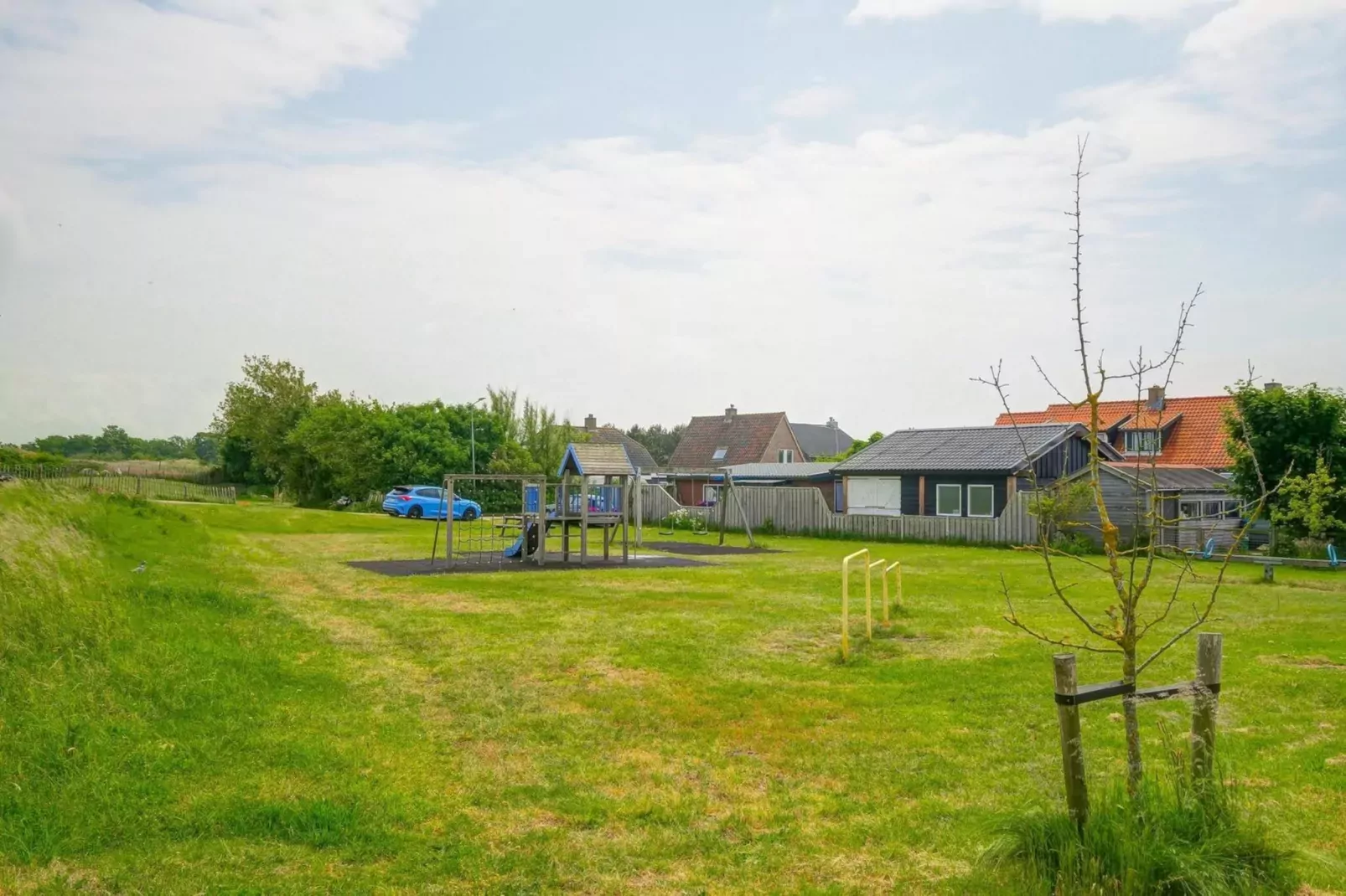 Strandhuis 't Koepeltje-Gardens summer