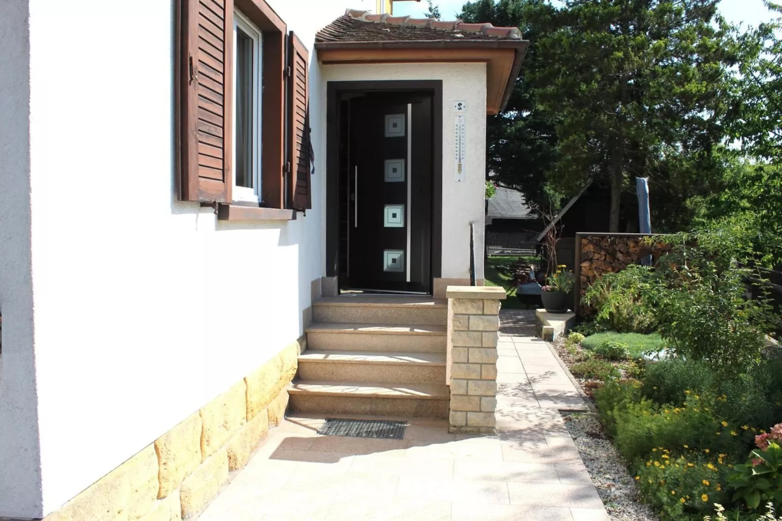 Robert's Ferienwohnung-Exterior summer
