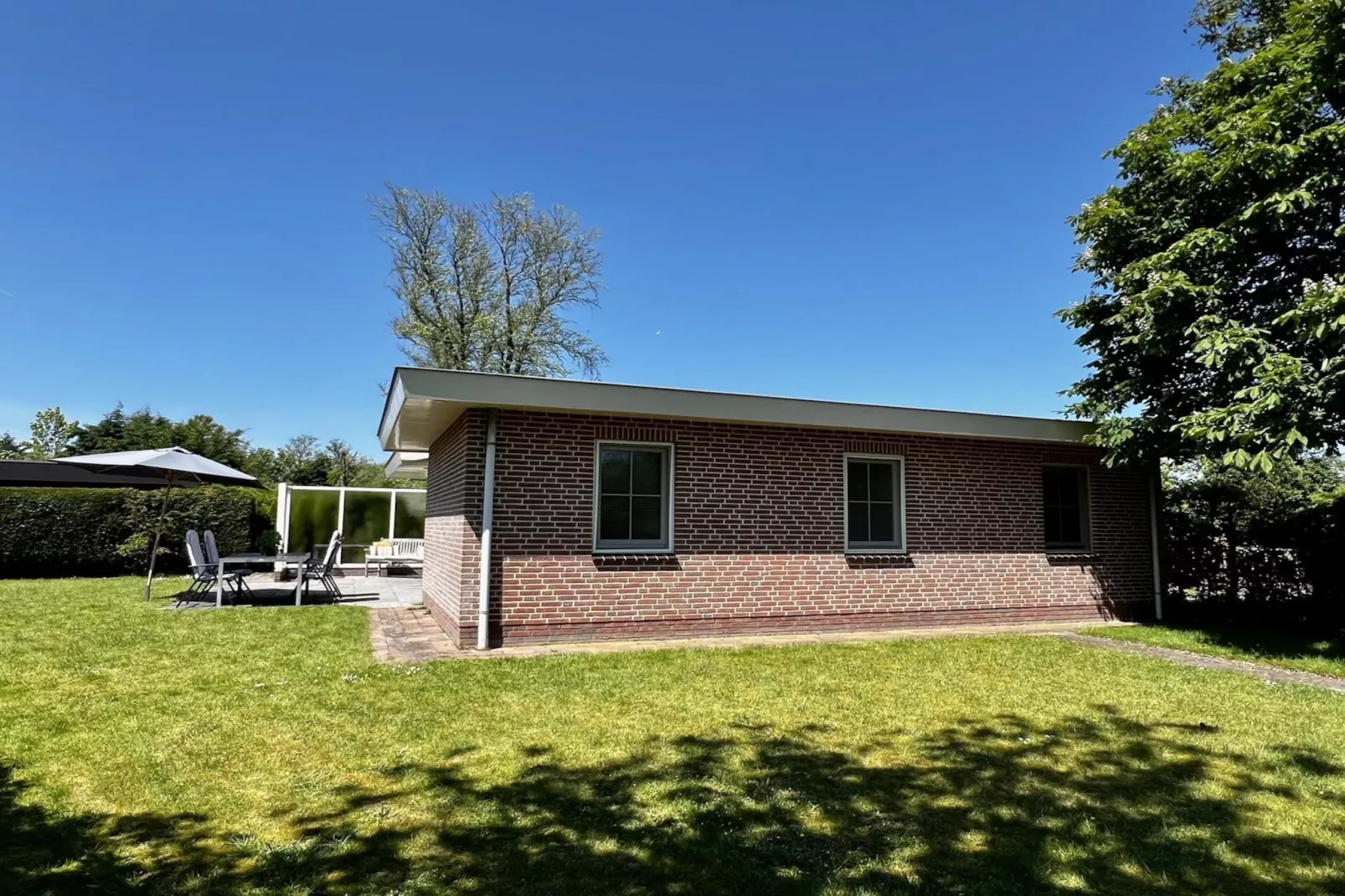 Eureka 100-Exterior summer