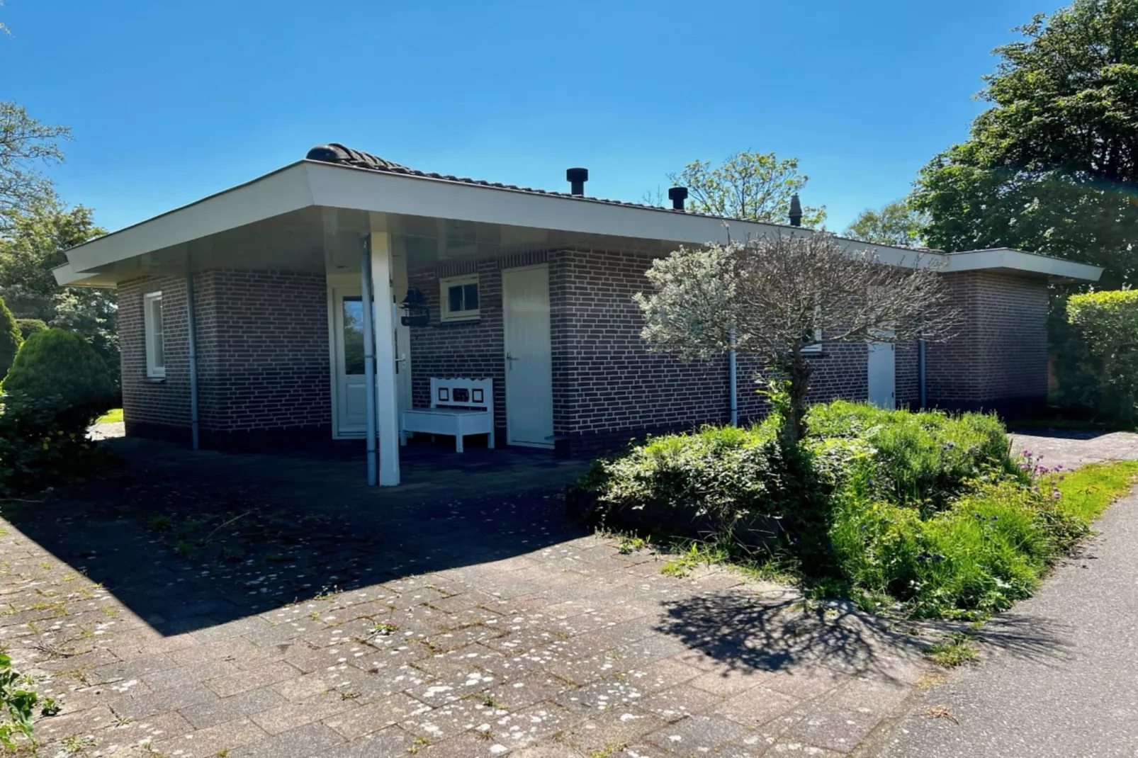 Eureka 100-Exterior summer