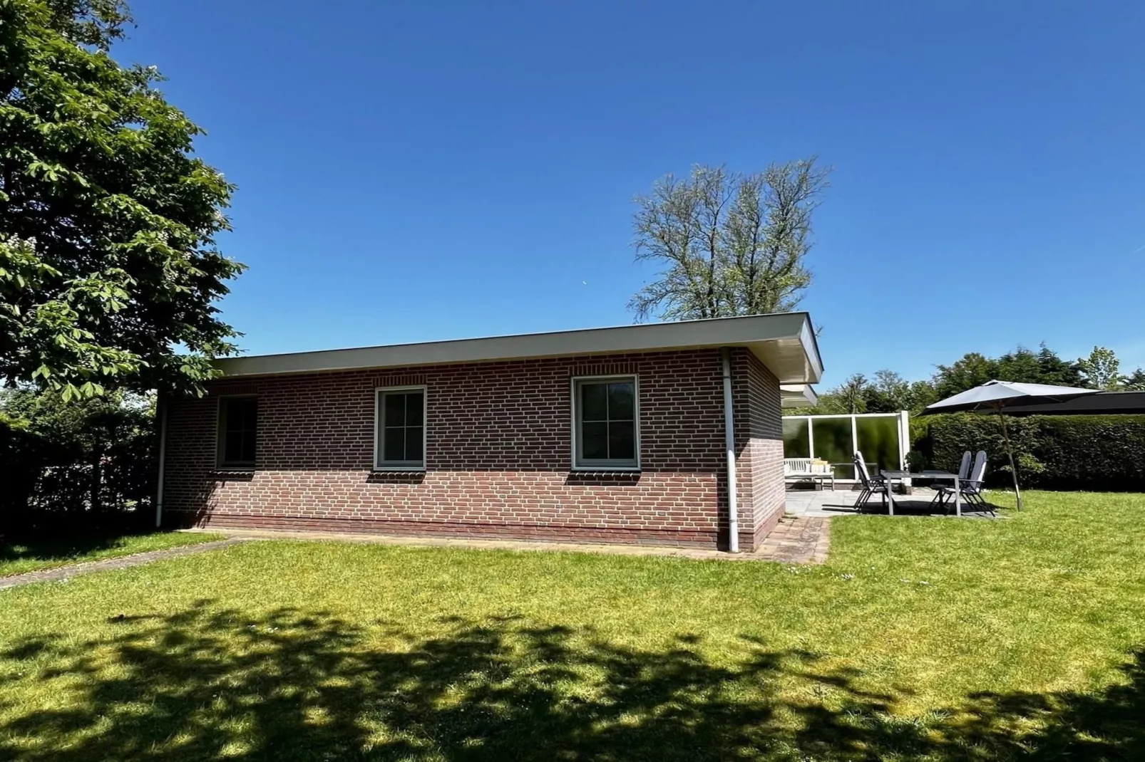Eureka 100-Exterior summer