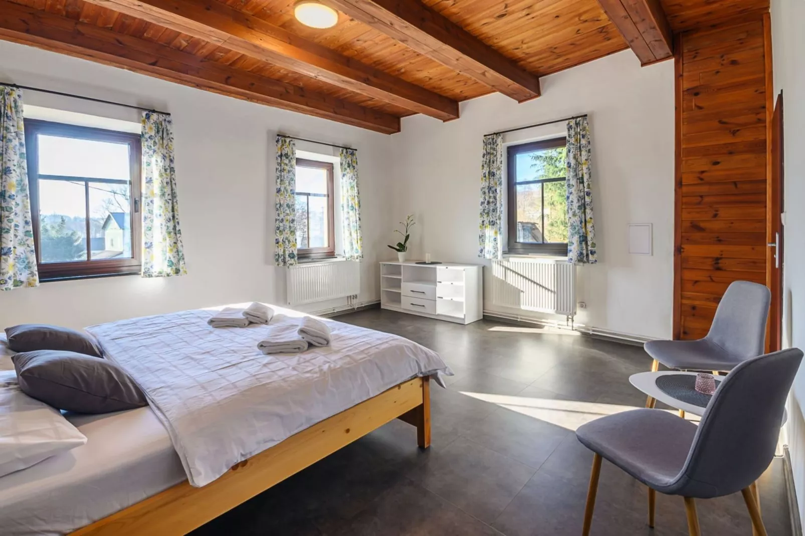 Luxe Villa in Bernartice, ook voor groepen KKH045-Bedroom
