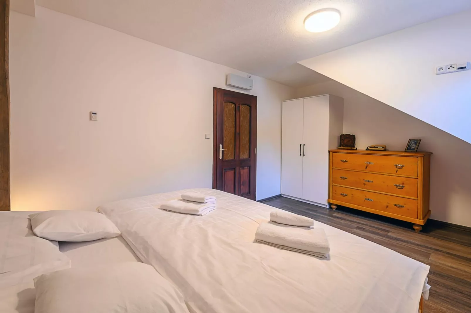 Luxe Villa in Bernartice, ook voor groepen KKH045-Bedroom
