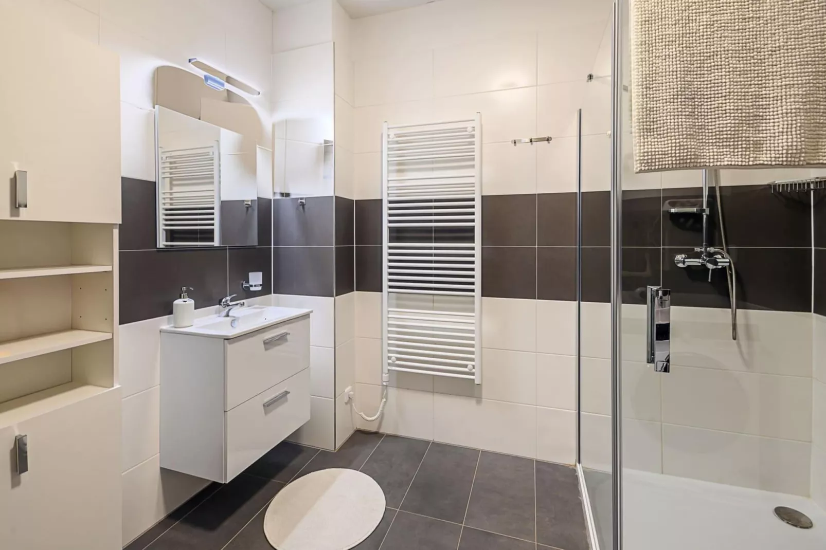 Luxe Villa in Bernartice, ook voor groepen KKH045-Bathroom