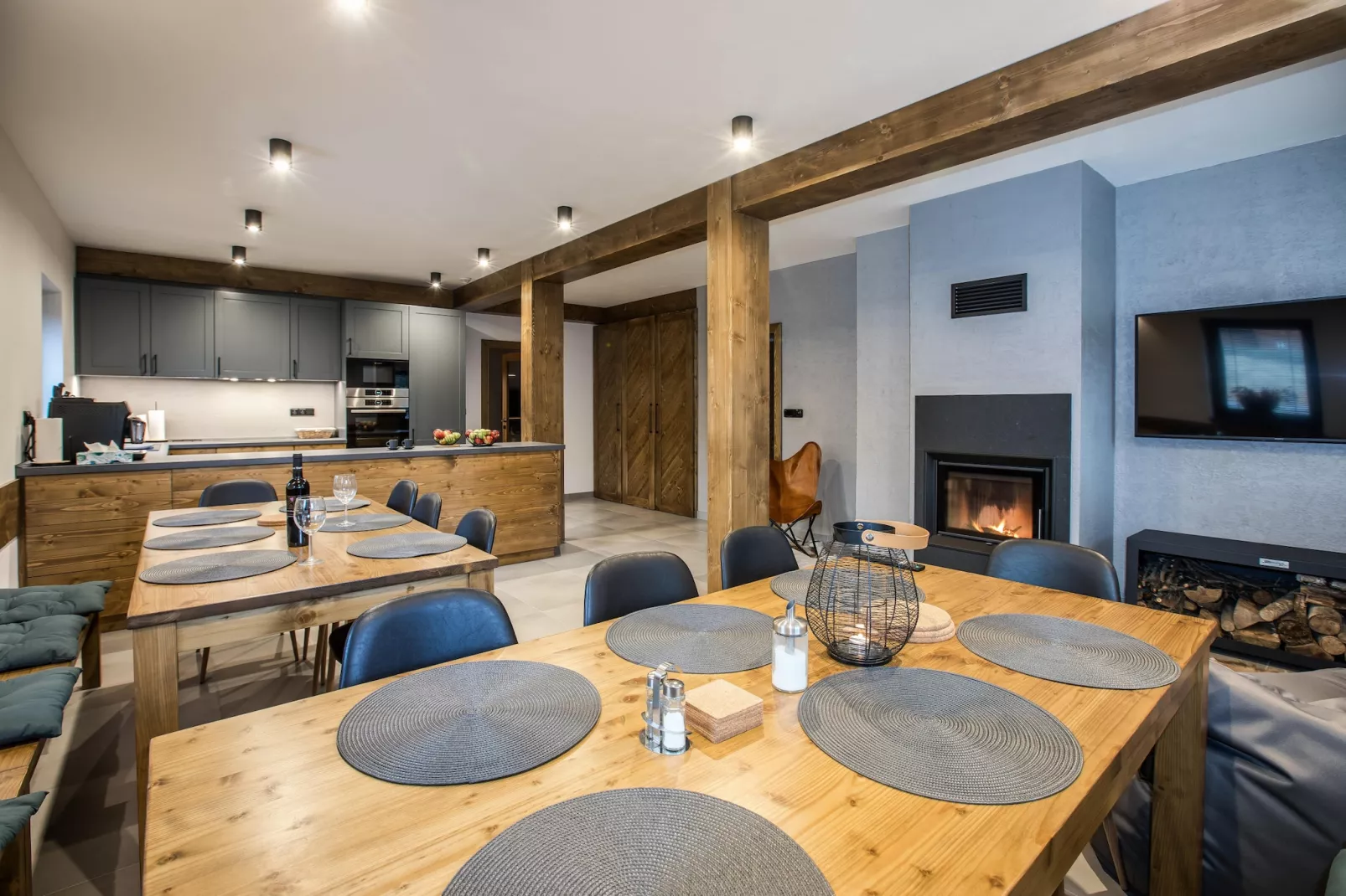 Mountain Chalet LBH027-Dining room