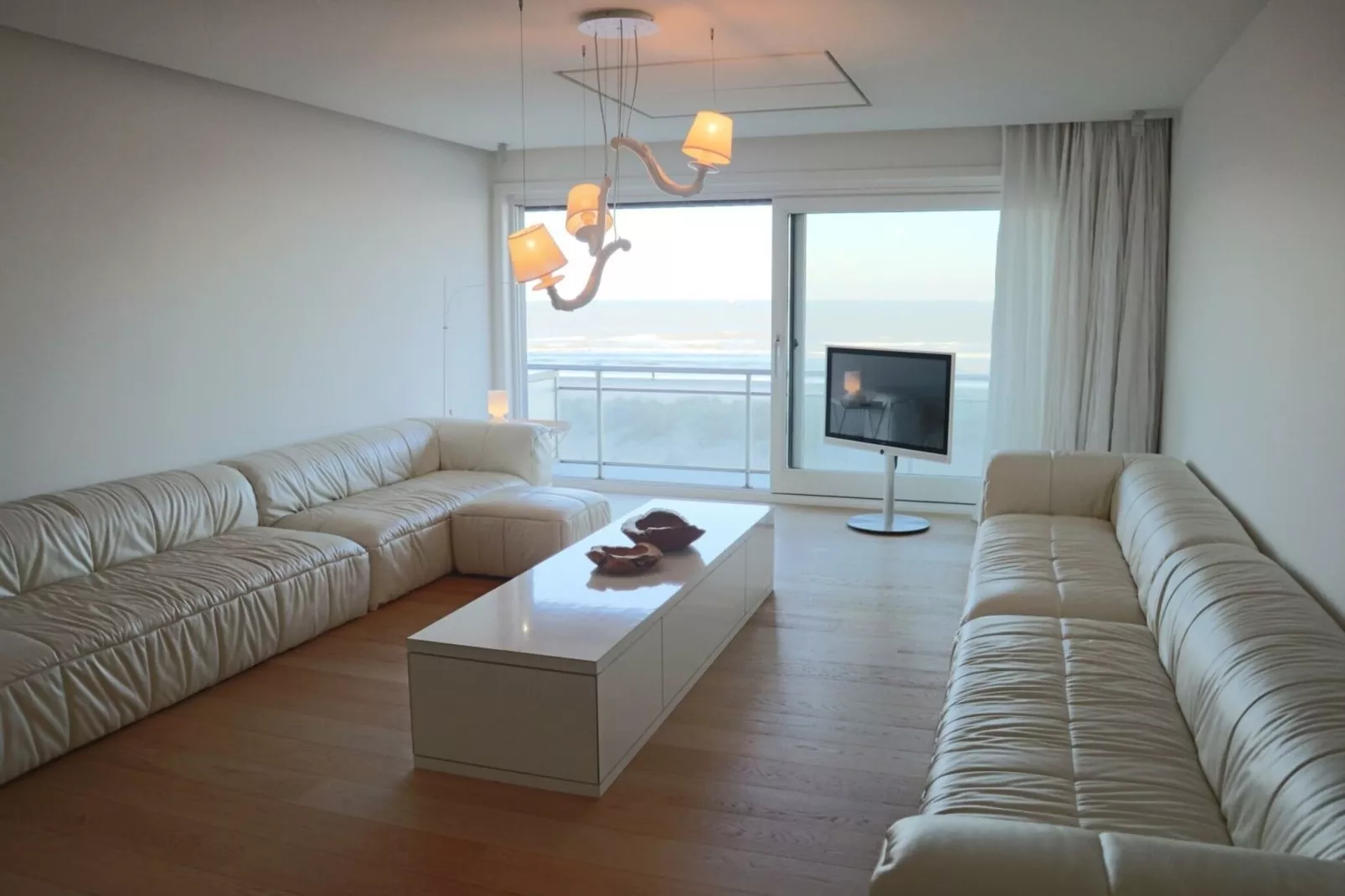 SCORPIO BI 201-Living room