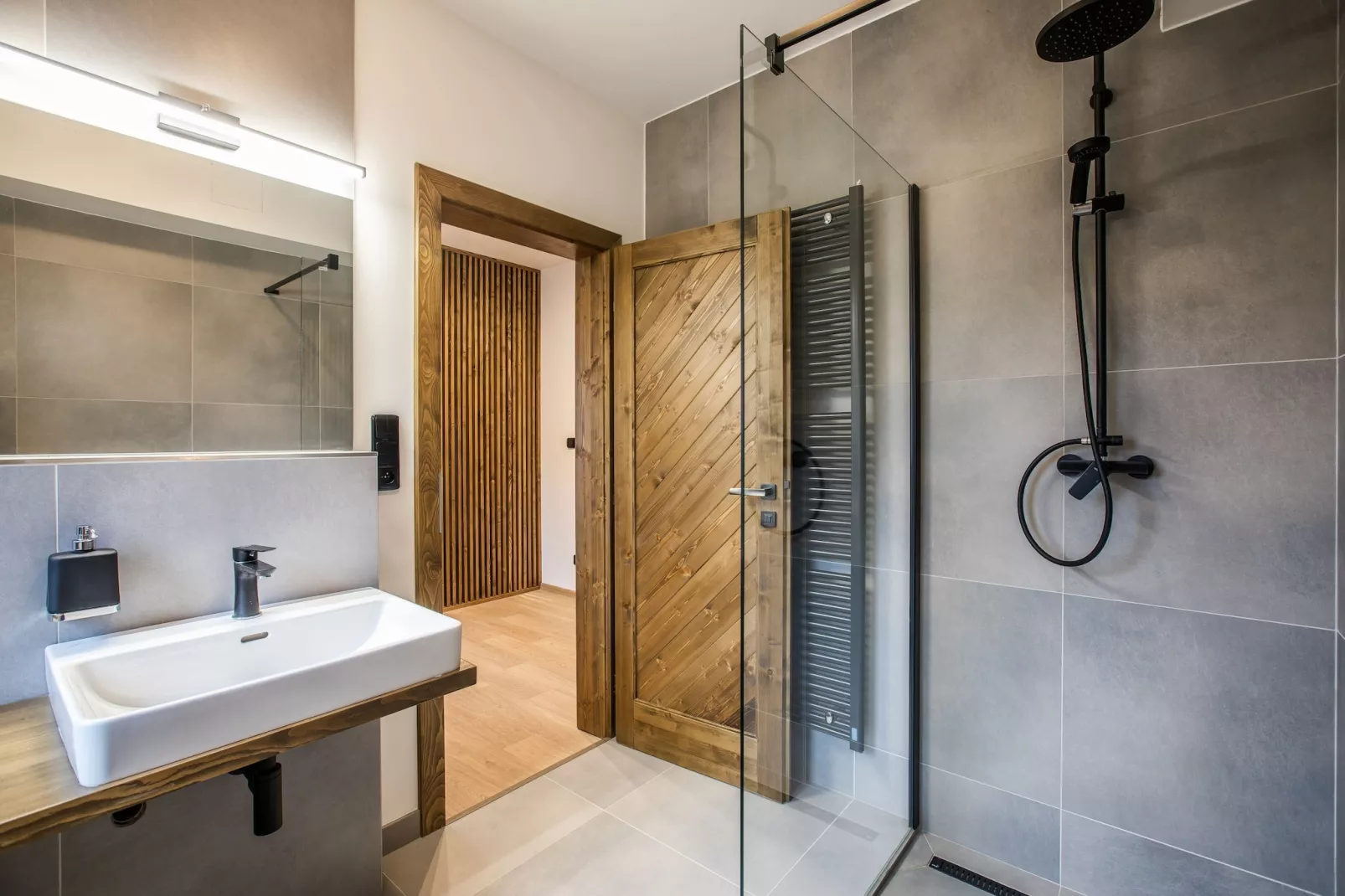 Mountain Chalet LBH027-Bathroom
